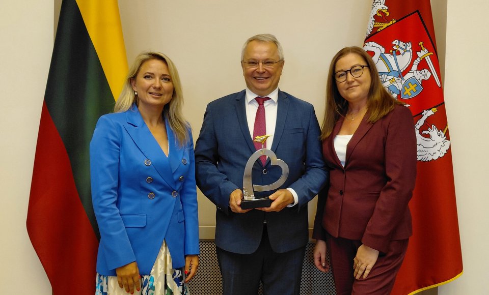 Lietuvos ambasadoriui Kanadoje įteiktas apdovanojimas